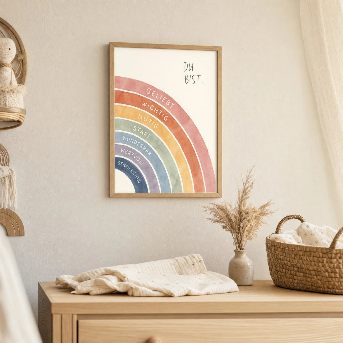 Wandbild Kinderzimmer: Affirmationsposter „Regenbogen Du bist“ im Holzrahmen über der Kommode