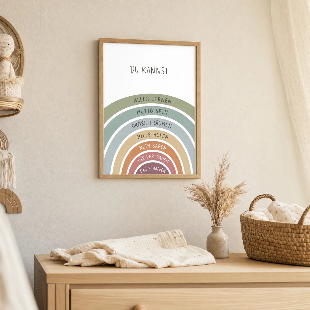 Wandbild Kinderzimmer: Affirmationsposter „Regenbogen Du kannst“ im Holzrahmen über der Kommode