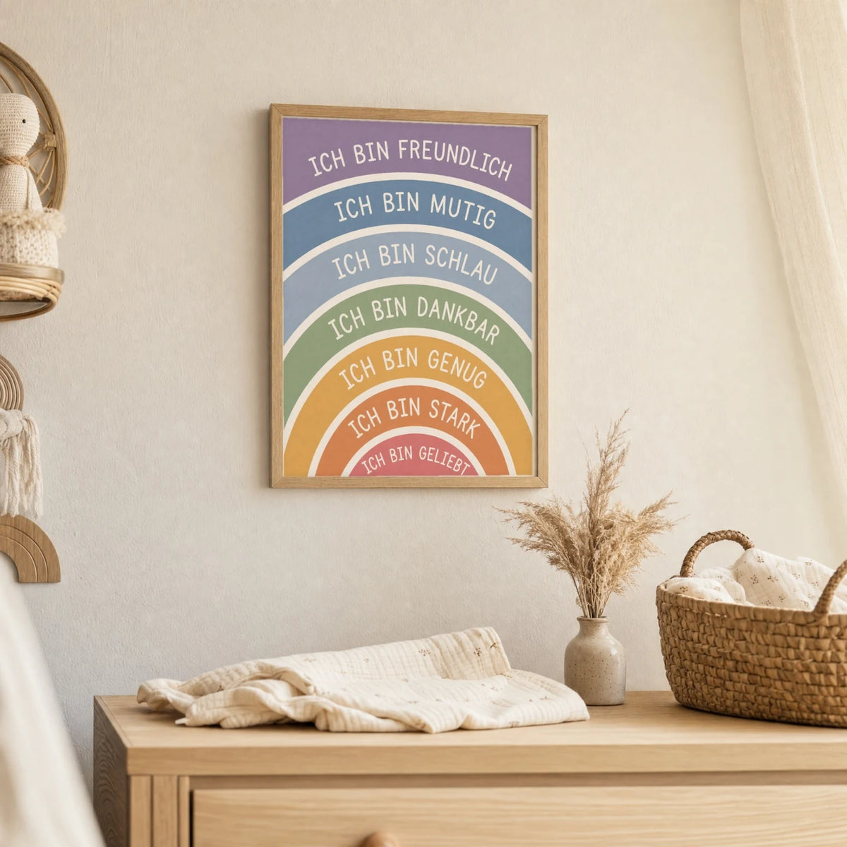 Wandbild Kinderzimmer: Affirmationsposter „Regenbogen Ich bin freundlich“ im Holzrahmen über der Kommode