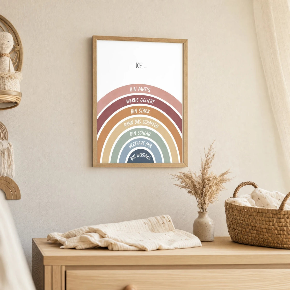 Wandbild Kinderzimmer: Affirmationsposter „Regenbogen Ich bin mutig“ im Holzrahmen über der Kommode