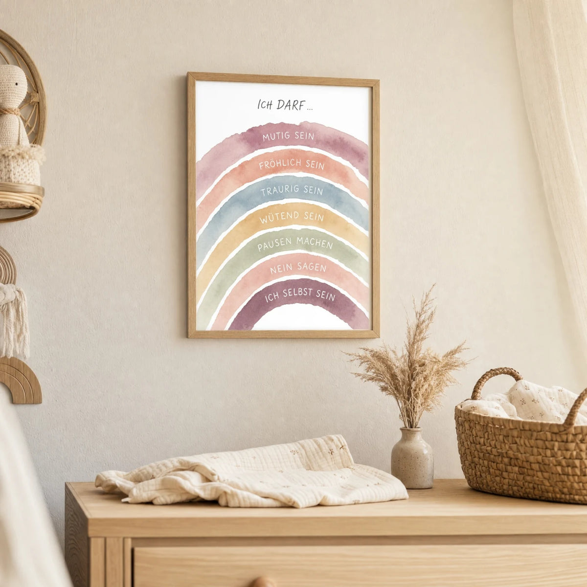 Wandbild Kinderzimmer: Affirmationsposter „Regenbogen Ich darf“ im Holzrahmen über der Kommode
