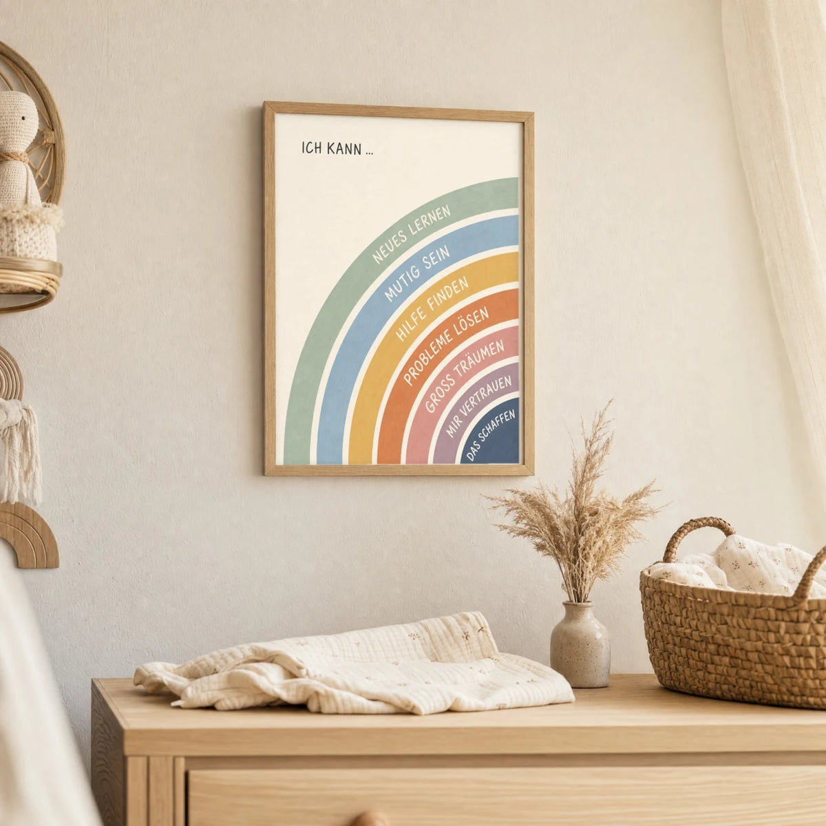 Wandbild Kinderzimmer: Affirmationsposter „Regenbogen Ich kann viel“ im Holzrahmen über der Kommode
