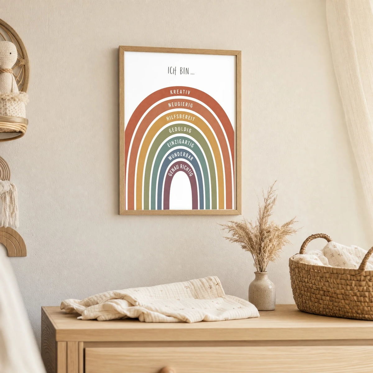 Wandbild Kinderzimmer: Affirmationsposter „Regenbogen Terracotta“ im Holzrahmen über der Kommode