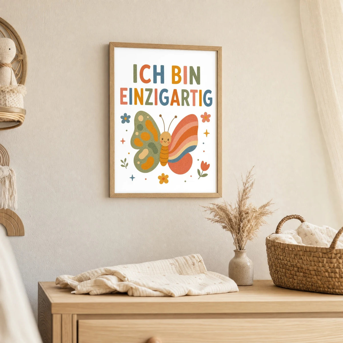 Wandbild Kinderzimmer: Affirmationsposter „Schmetterling Ich bin ich“ im Holzrahmen über der Kommode