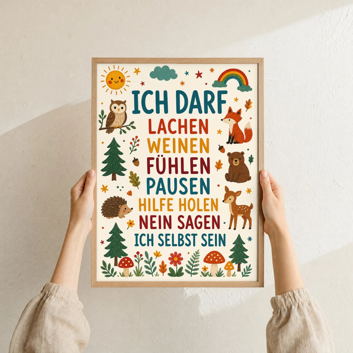 Wandbild Kinderzimmer: Affirmationsposter „Wald Ich darf lachen“ im Holzrahmen über der Kommode