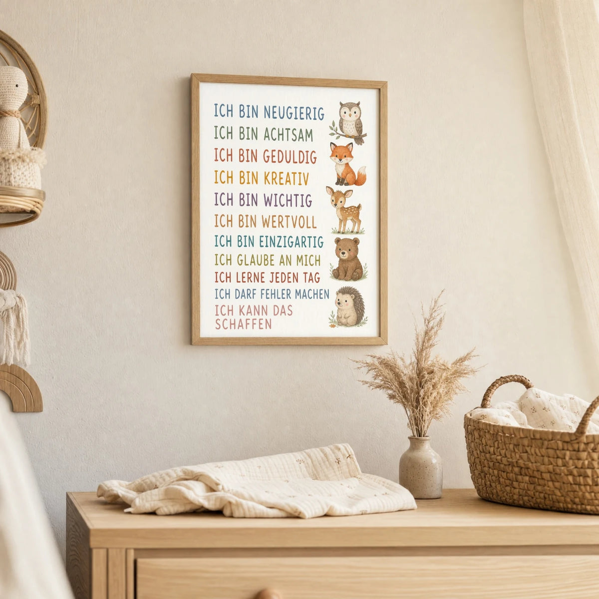 Wandbild Kinderzimmer: Affirmationsposter „Waldtiere“ im Holzrahmen über der Kommode