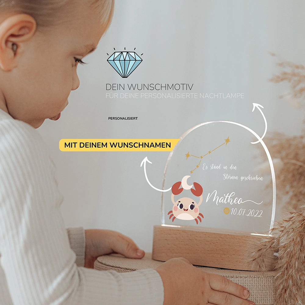 Kleinkind mit Nachtlicht Sternzeichen Krebs mit Wunschnamen – Babygeschenk personalisiert