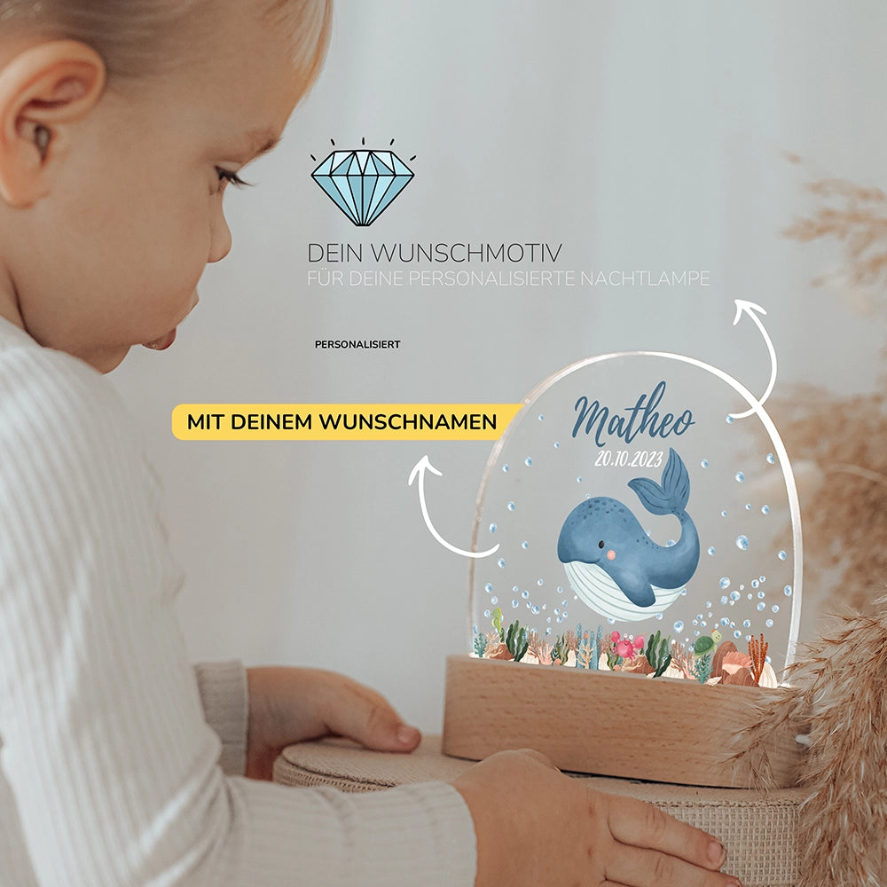 Kleinkind mit Nachtlicht Wal mit Wunschnamen – Babygeschenk personalisiert