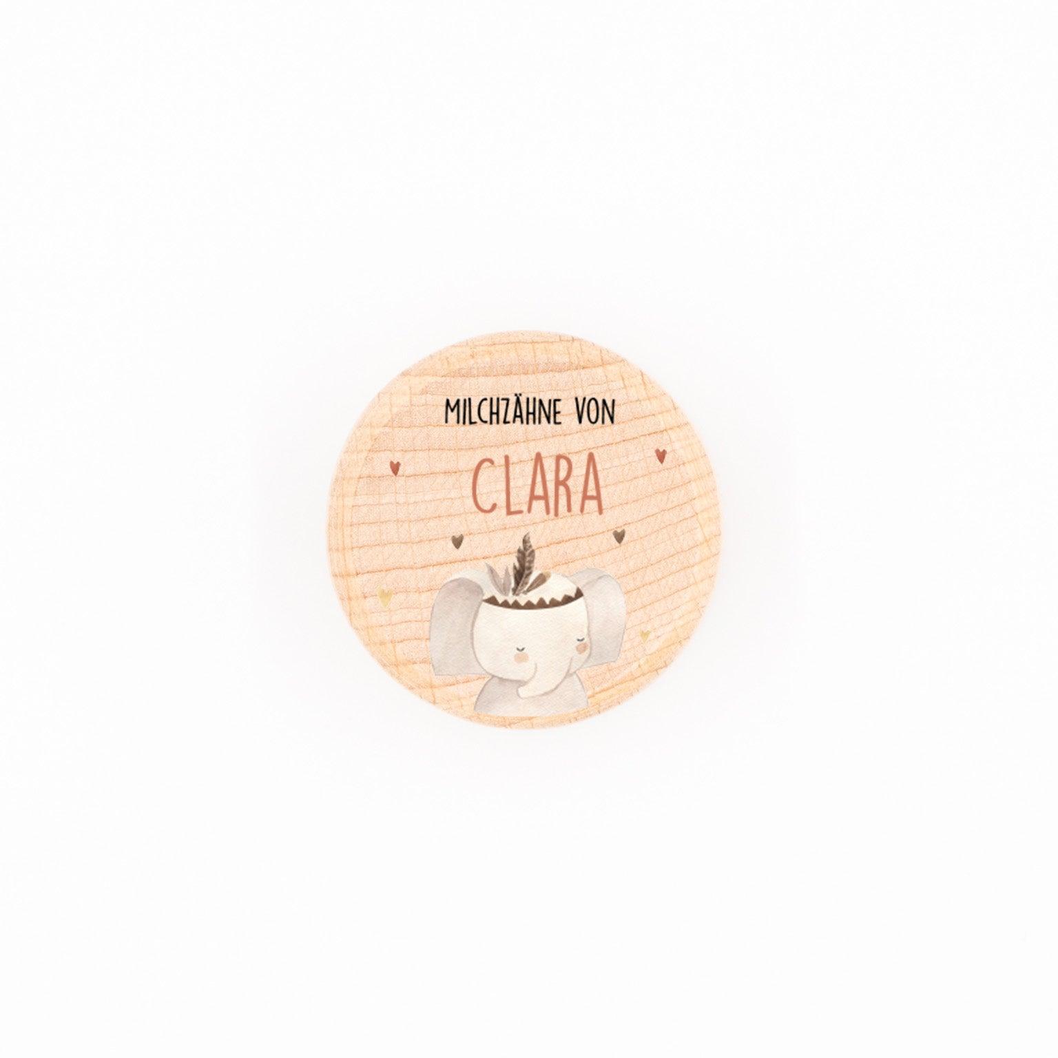 Personalisierte Milchzahndose aus Holz mit dem Namen Clara und süßem Elefantenmotiv.