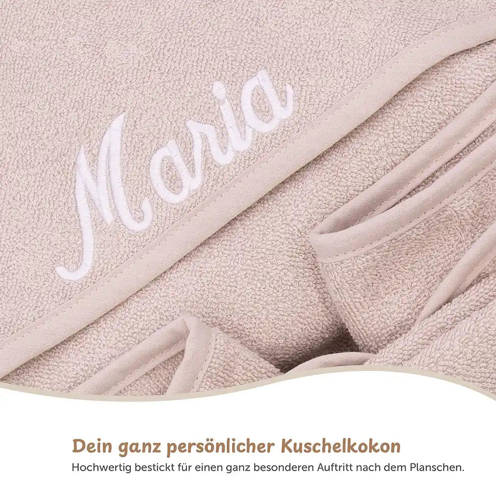 Kapuzenhandtuch Baby personalisiert – Nougat, weich Kuschelkon, mit Kapuze & besticktem Namen, für warme Badestunden