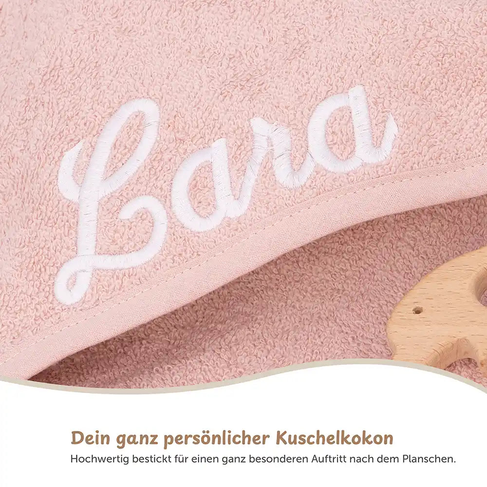 Kapuzenhandtuch Baby personalisiert in Rosé mit individueller Bestickung für besondere Badestunden.
