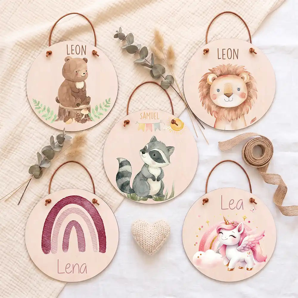 Türschild Kinderzimmer Reh mit Wildblumen, im Flatlay neben weiteren Motiven