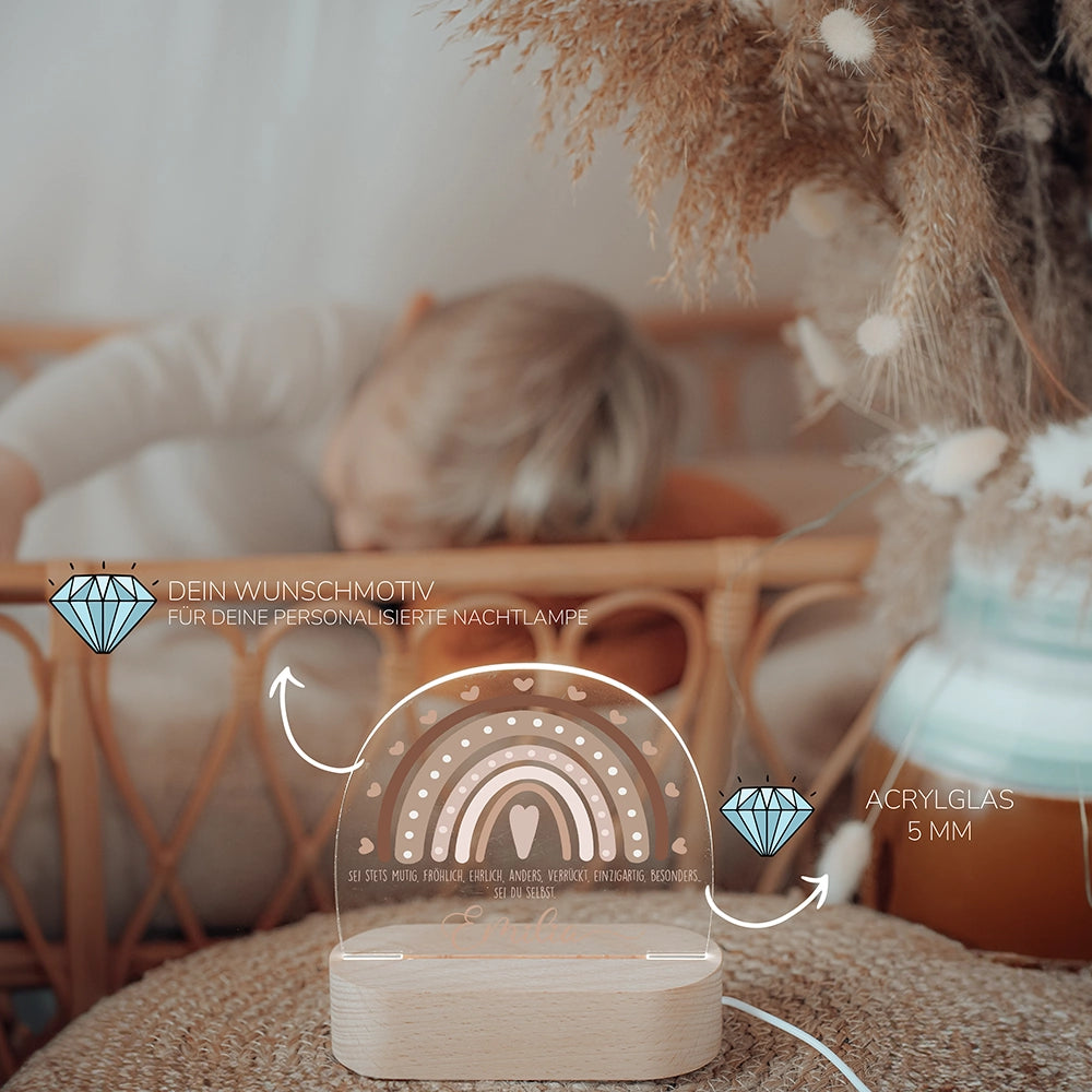 Kind schläft neben leuchtendem Nachtlicht Regenbogen mit Namen – Taufgeschenk personalisiert