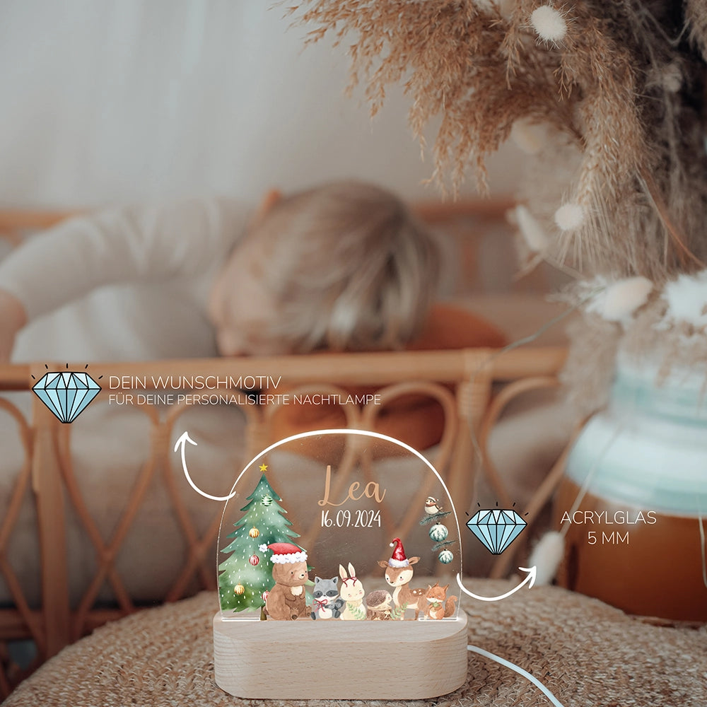 Kind schläft neben leuchtendem Nachtlicht Weihnachten mit Namen – Taufgeschenk personalisiert