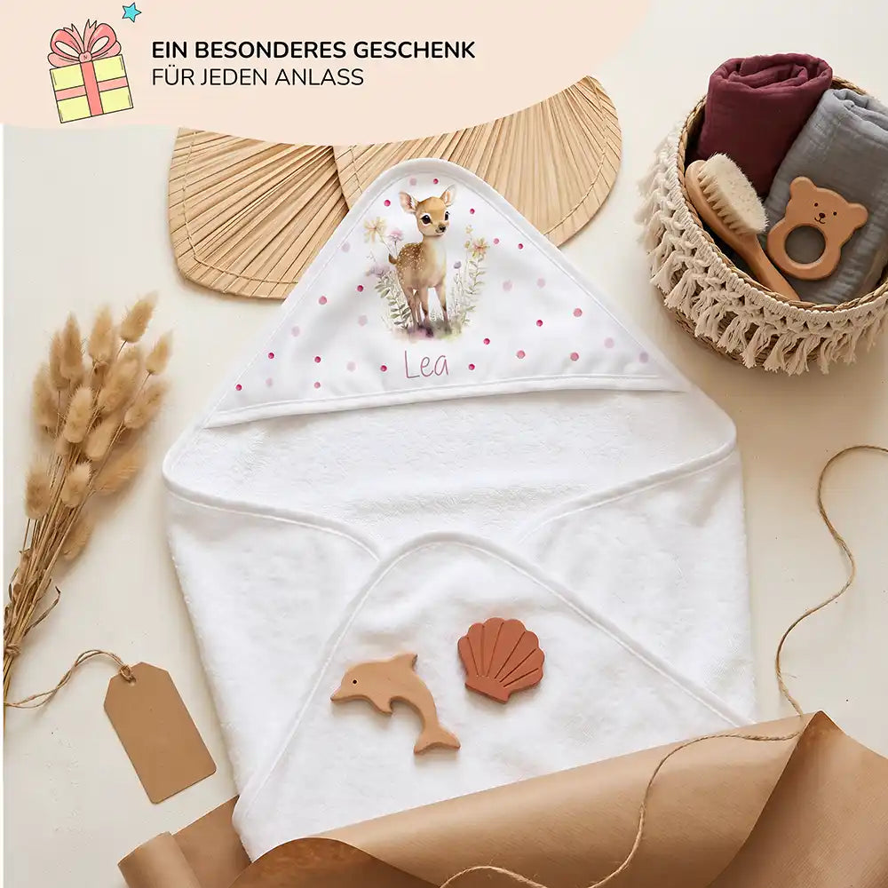 Personalisiertes Kapuzenhandtuch Baby Reh Wiese – Geschenk-Komposition Boho-Flatlay