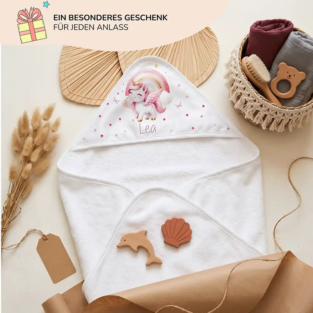 Personalisiertes Kapuzenhandtuch Baby Einhorn Rosa – Geschenk-Komposition Boho-Flatlay