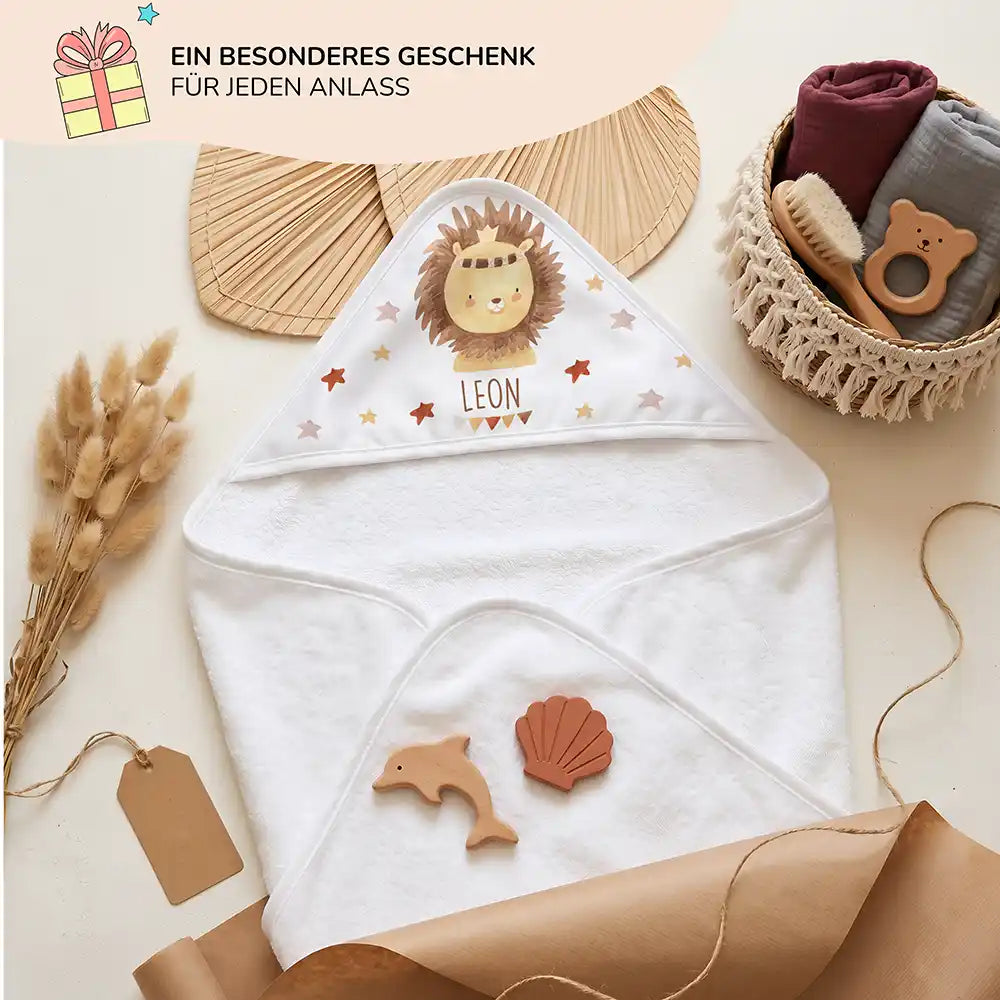 Personalisiertes Kapuzenhandtuch Baby Löwe Krone – Geschenk-Komposition Boho-Flatlay