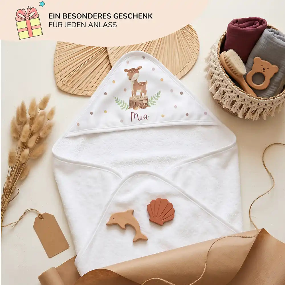 Personalisiertes Kapuzenhandtuch Baby Reh Baumstumpf – Geschenk-Komposition Boho-Flatlay
