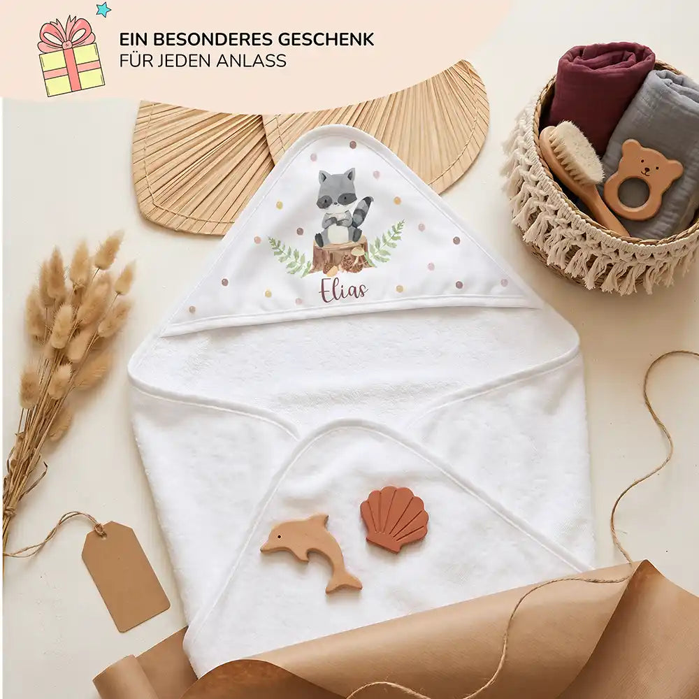 Personalisiertes Kapuzenhandtuch Baby Waschbär Wald – Geschenk-Komposition Boho-Flatlay