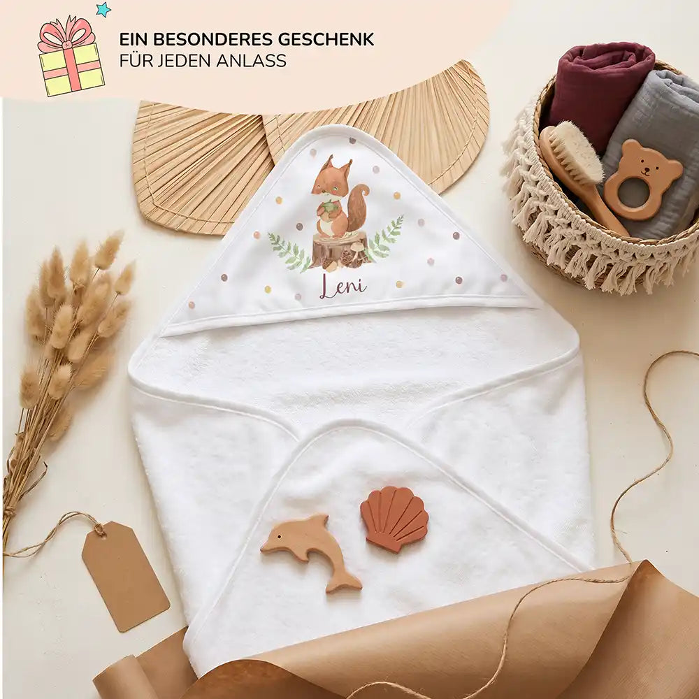 Personalisiertes Kapuzenhandtuch Baby Eichhörnchen Eichel – Geschenk-Komposition Boho-Flatlay