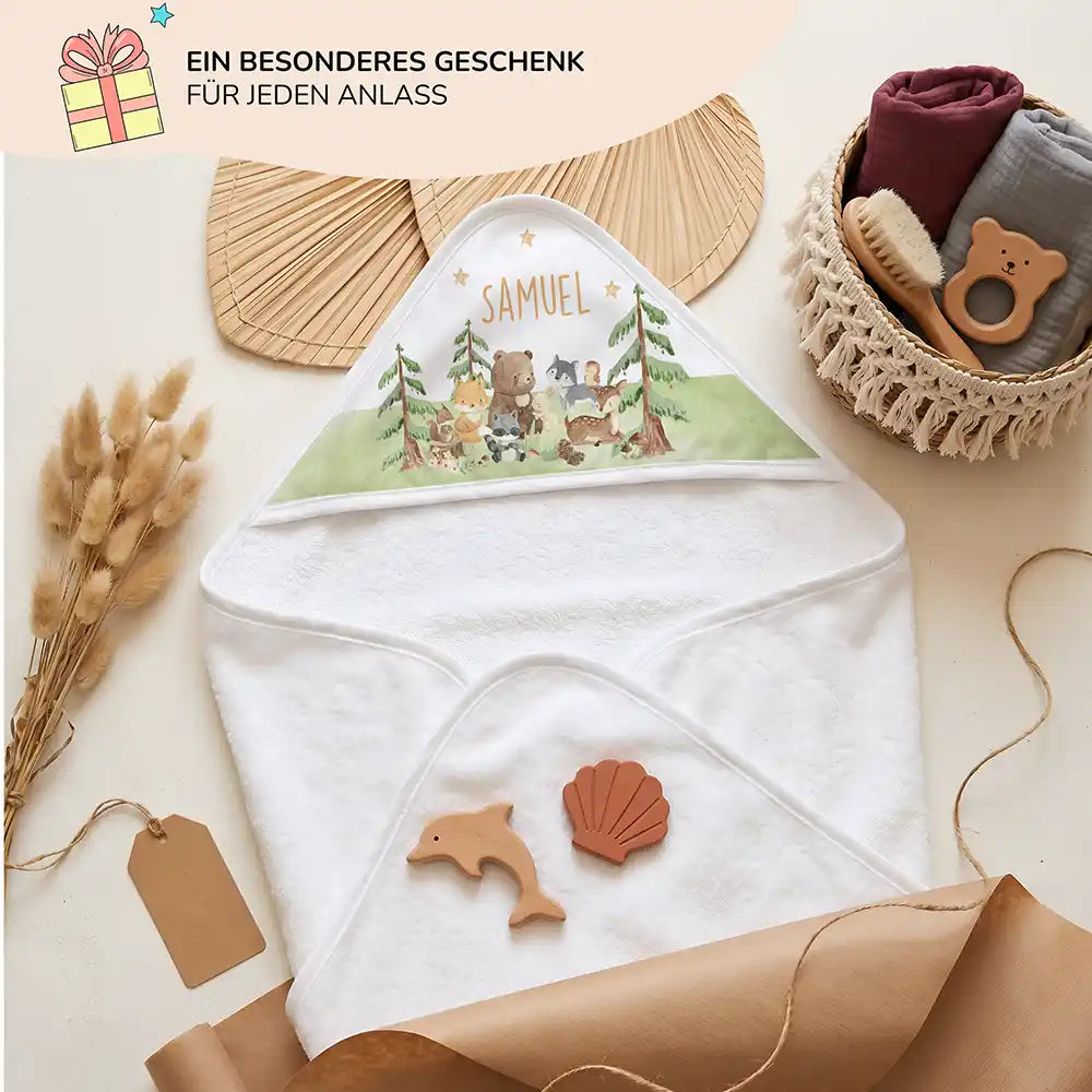Personalisiertes Kapuzenhandtuch Baby Waldwiese Tiere – Geschenk-Komposition Boho-Flatlay