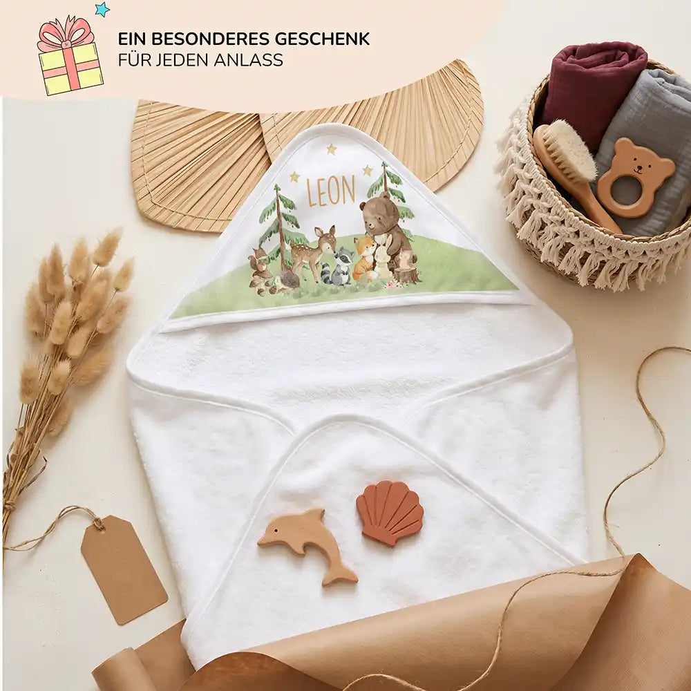 Personalisiertes Kapuzenhandtuch Baby Waldfest – Geschenk-Komposition Boho-Flatlay