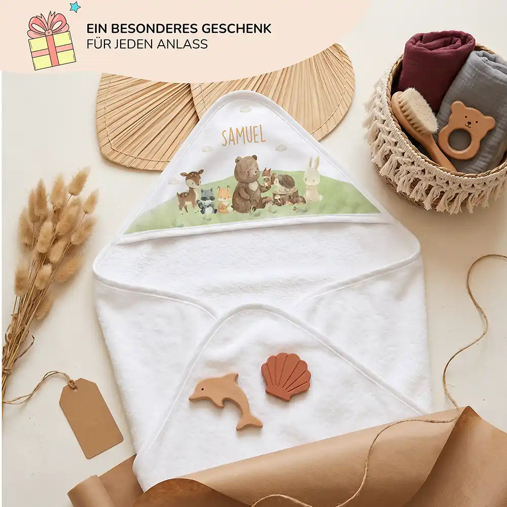 Personalisiertes Kapuzenhandtuch Baby Waldfreunde Hügel – Geschenk-Komposition Boho-Flatlay