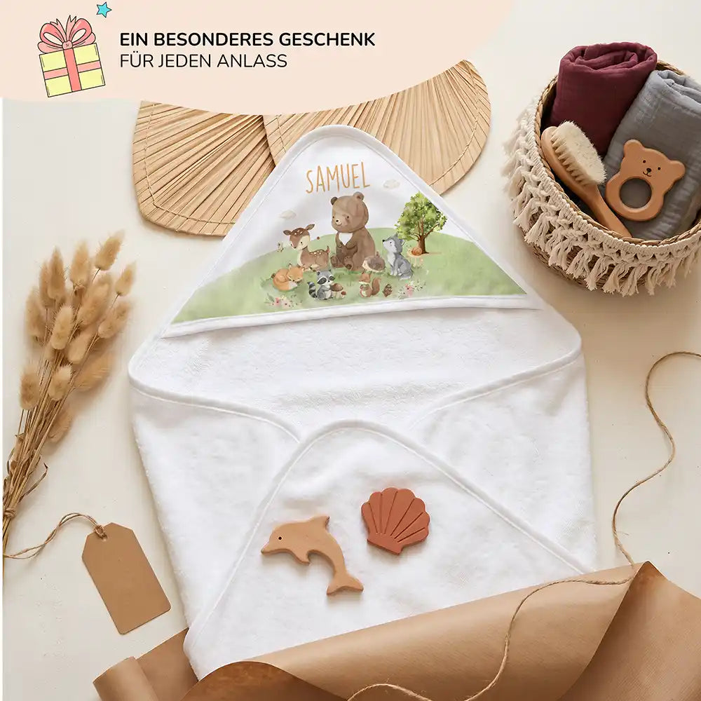 Personalisiertes Kapuzenhandtuch Baby Waldparade – Geschenk-Komposition Boho-Flatlay