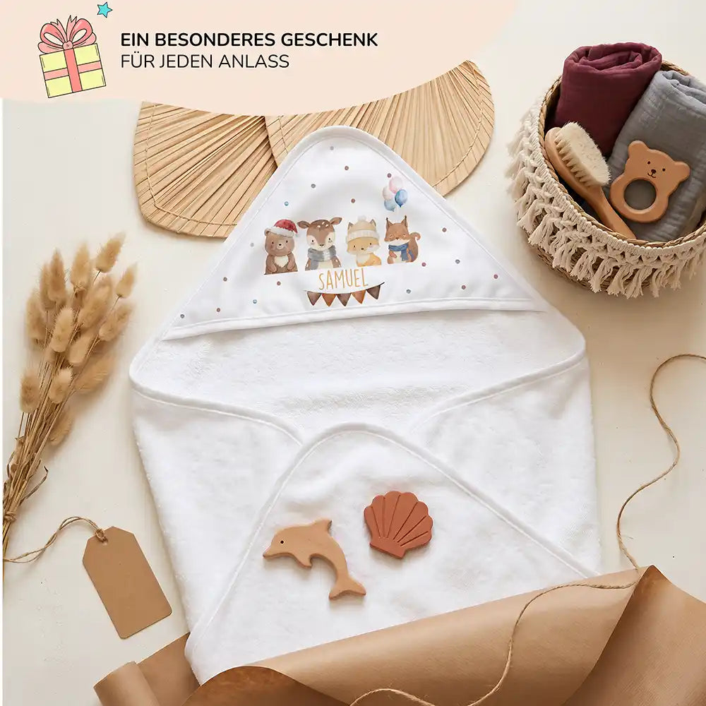 Personalisiertes Kapuzenhandtuch Baby Winter Waldfreunde – Geschenk-Komposition Boho-Flatlay