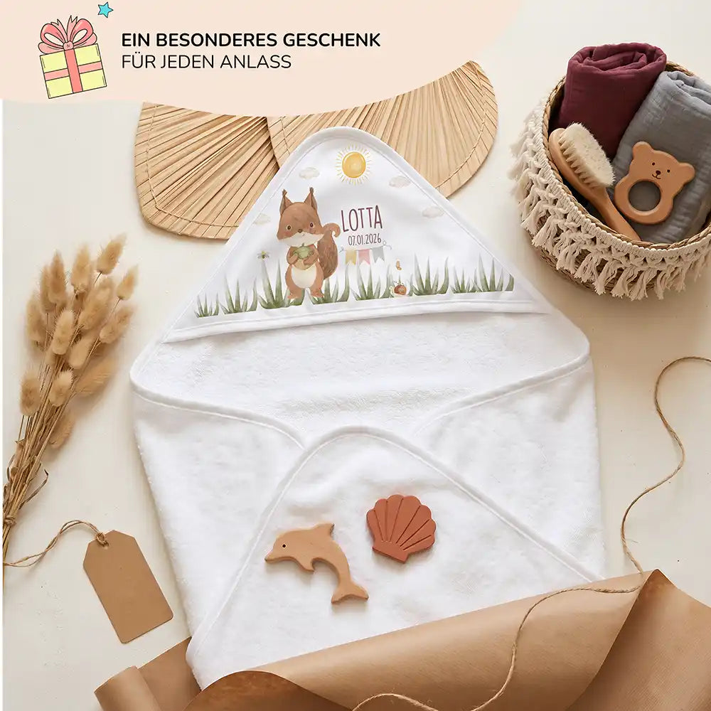 Personalisiertes Kapuzenhandtuch Baby Eichhörnchen Geburt – Geschenk-Komposition Boho-Flatlay
