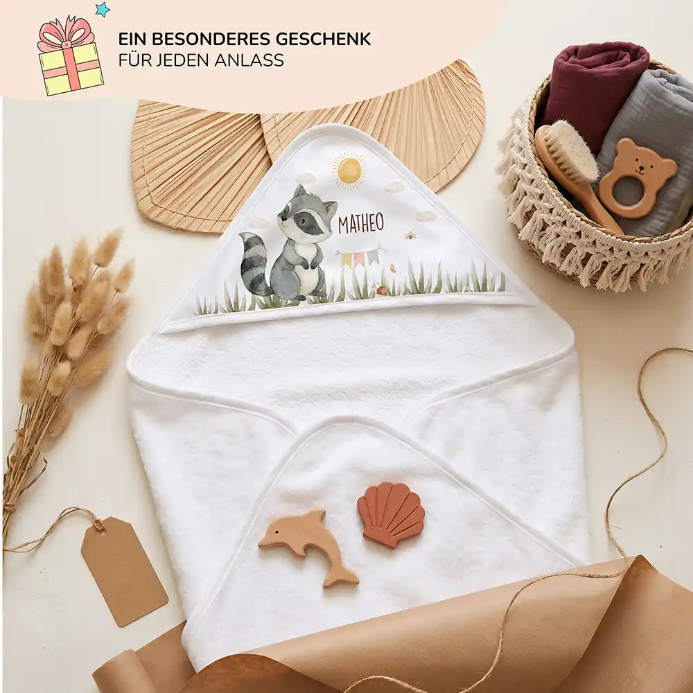 Personalisiertes Kapuzenhandtuch Baby Waschbär Wiese – Geschenk-Komposition Boho-Flatlay
