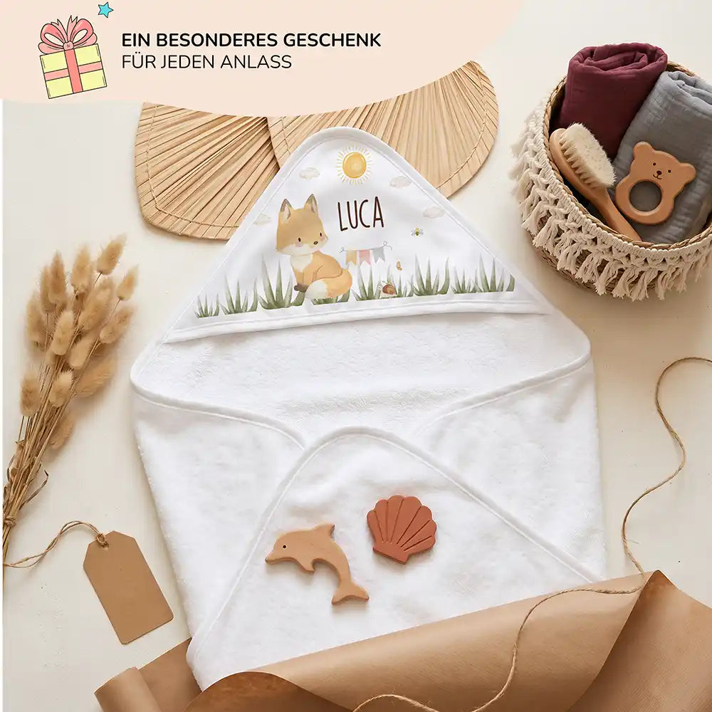 Personalisiertes Kapuzenhandtuch Baby Fuchs Wiese – Geschenk-Komposition Boho-Flatlay