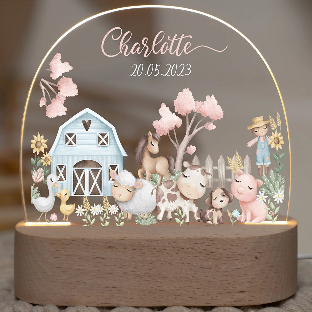Nachtlicht mit Namen und Motiv Bauernhof – Wunschname und Datum auf Acrylglas, eingeschaltet