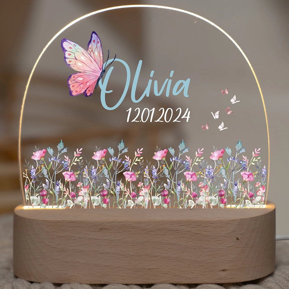 Nachtlicht mit Namen und Motiv Schmetterling – Wunschname und Datum auf Acrylglas, eingeschaltet