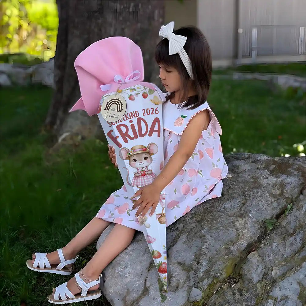 Schultüte personalisiert mit Name Maus mit Erdbeere – Mädchen-Lifestyle im Garten