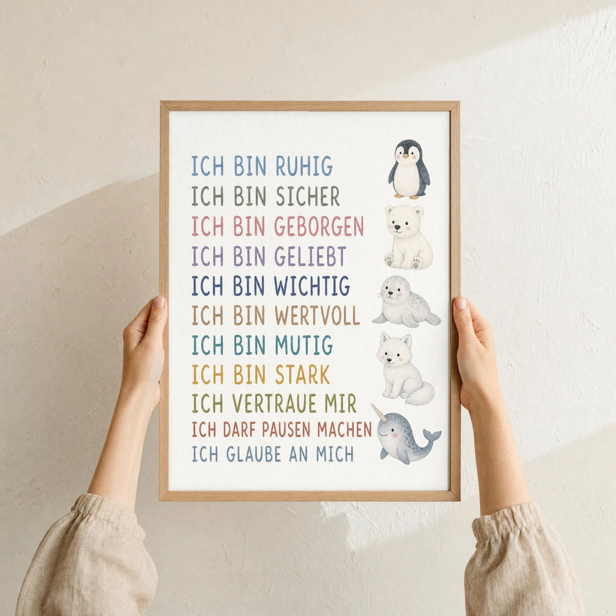 Affirmationsposter „Arktistiere“ im Holzrahmen in den Händen gehalten – Taufgeschenk und Kinderzimmer Deko