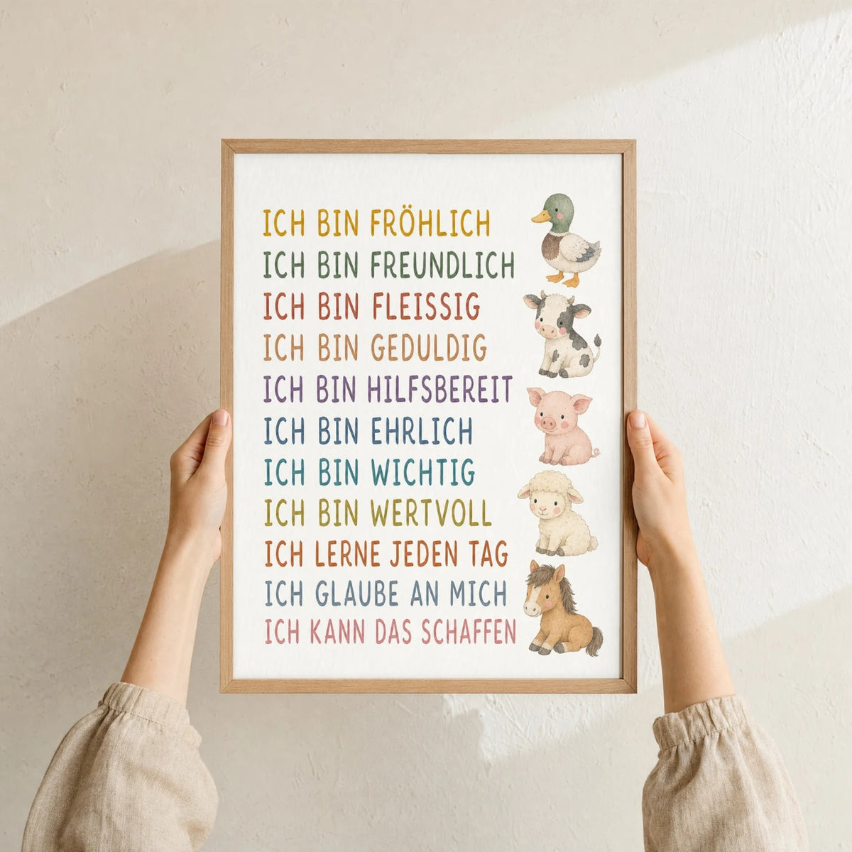Affirmationsposter „Bauernhoftiere“ im Holzrahmen in den Händen gehalten – Taufgeschenk und Kinderzimmer Deko