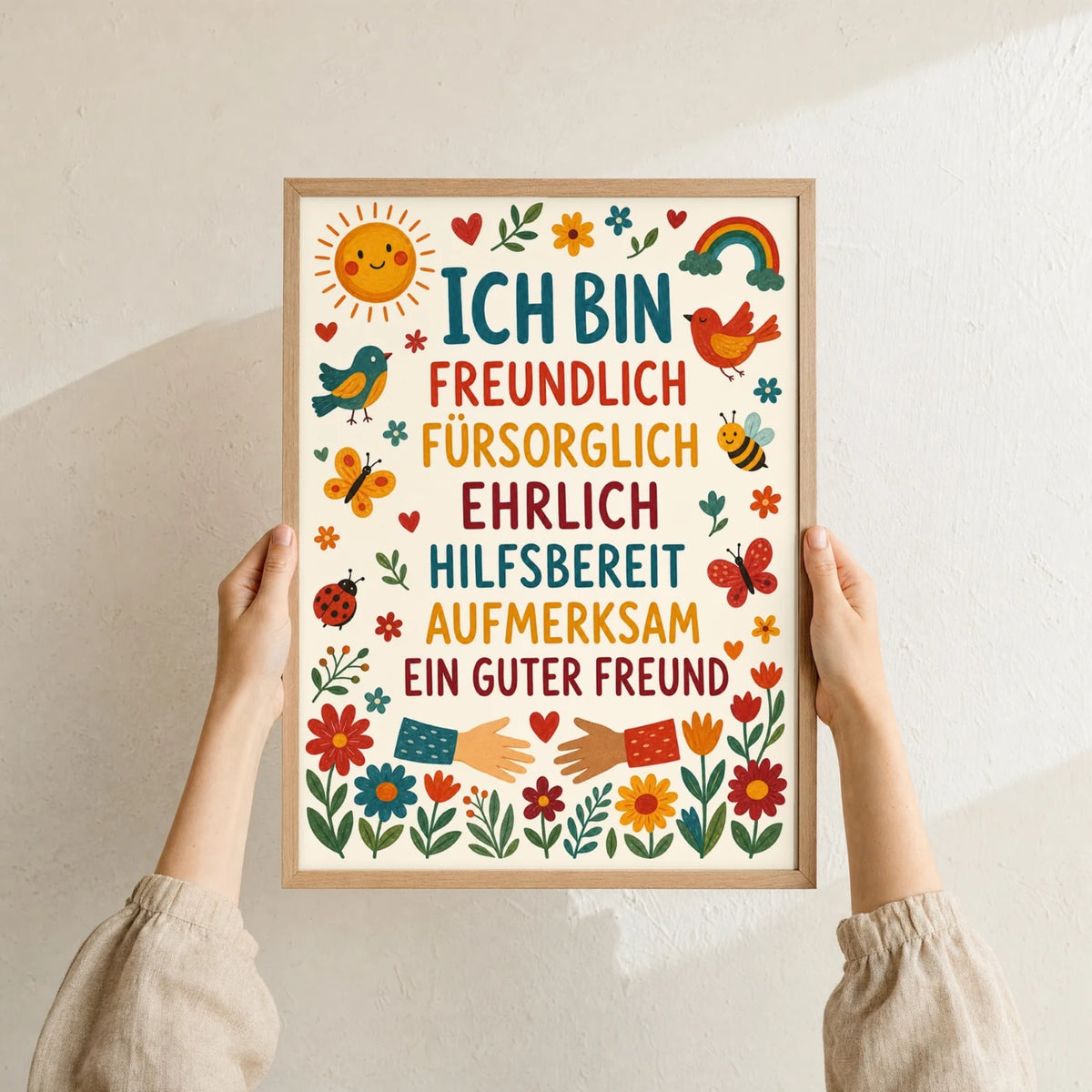 Affirmationsposter „Blumen Ich bin freundlich“ im Holzrahmen in den Händen gehalten – Taufgeschenk und Kinderzimmer Deko