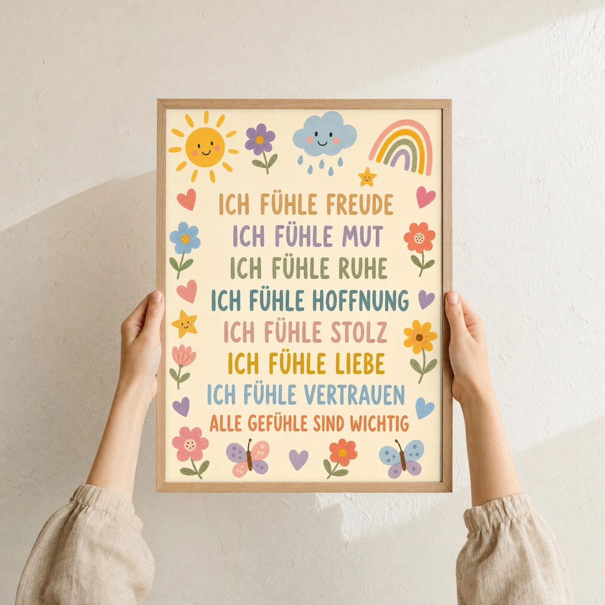 Affirmationsposter „Blumenwiese Gefühle“ im Holzrahmen in den Händen gehalten – Taufgeschenk und Kinderzimmer Deko