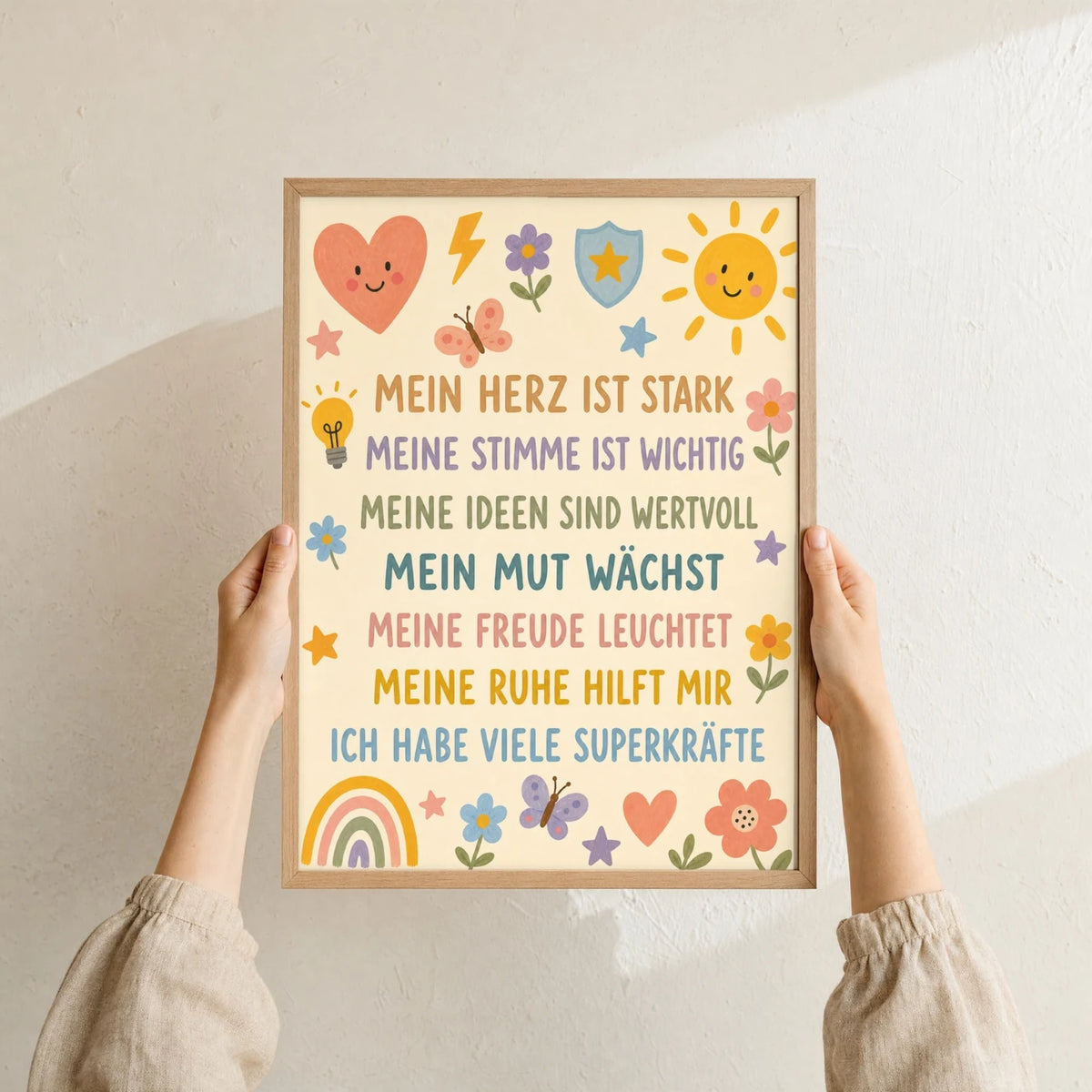 Affirmationsposter „Blumenwiese Superkräfte“ im Holzrahmen in den Händen gehalten – Taufgeschenk und Kinderzimmer Deko