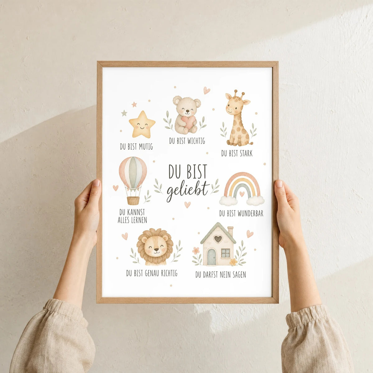 Affirmationsposter „Collage Du bist geliebt“ im Holzrahmen in den Händen gehalten – Taufgeschenk und Kinderzimmer Deko