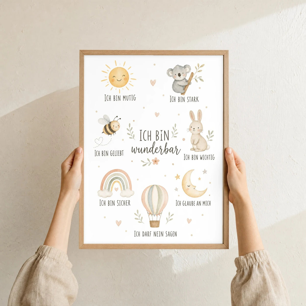 Affirmationsposter „Collage Ich bin wunderbar“ im Holzrahmen in den Händen gehalten – Taufgeschenk und Kinderzimmer Deko