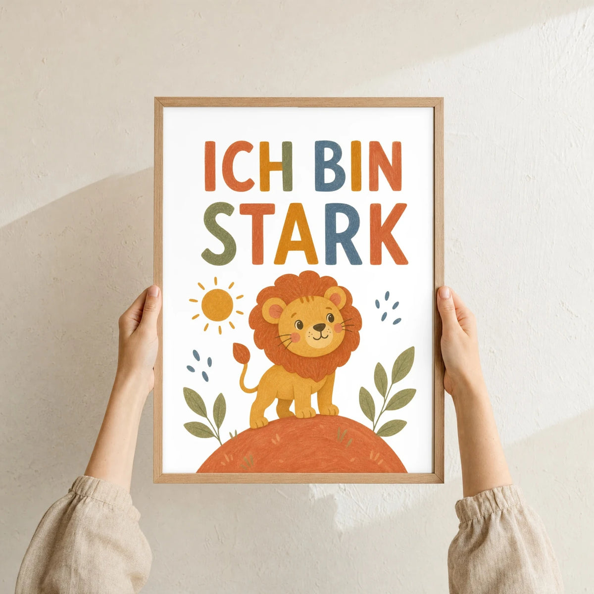 Affirmationsposter „Löwe Ich bin stark“ im Holzrahmen in den Händen gehalten – Taufgeschenk und Kinderzimmer Deko