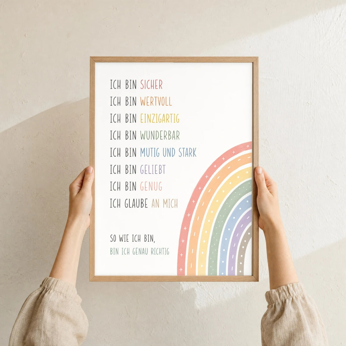 Affirmationsposter „Minimal Ich bin“ im Holzrahmen in den Händen gehalten – Taufgeschenk und Kinderzimmer Deko