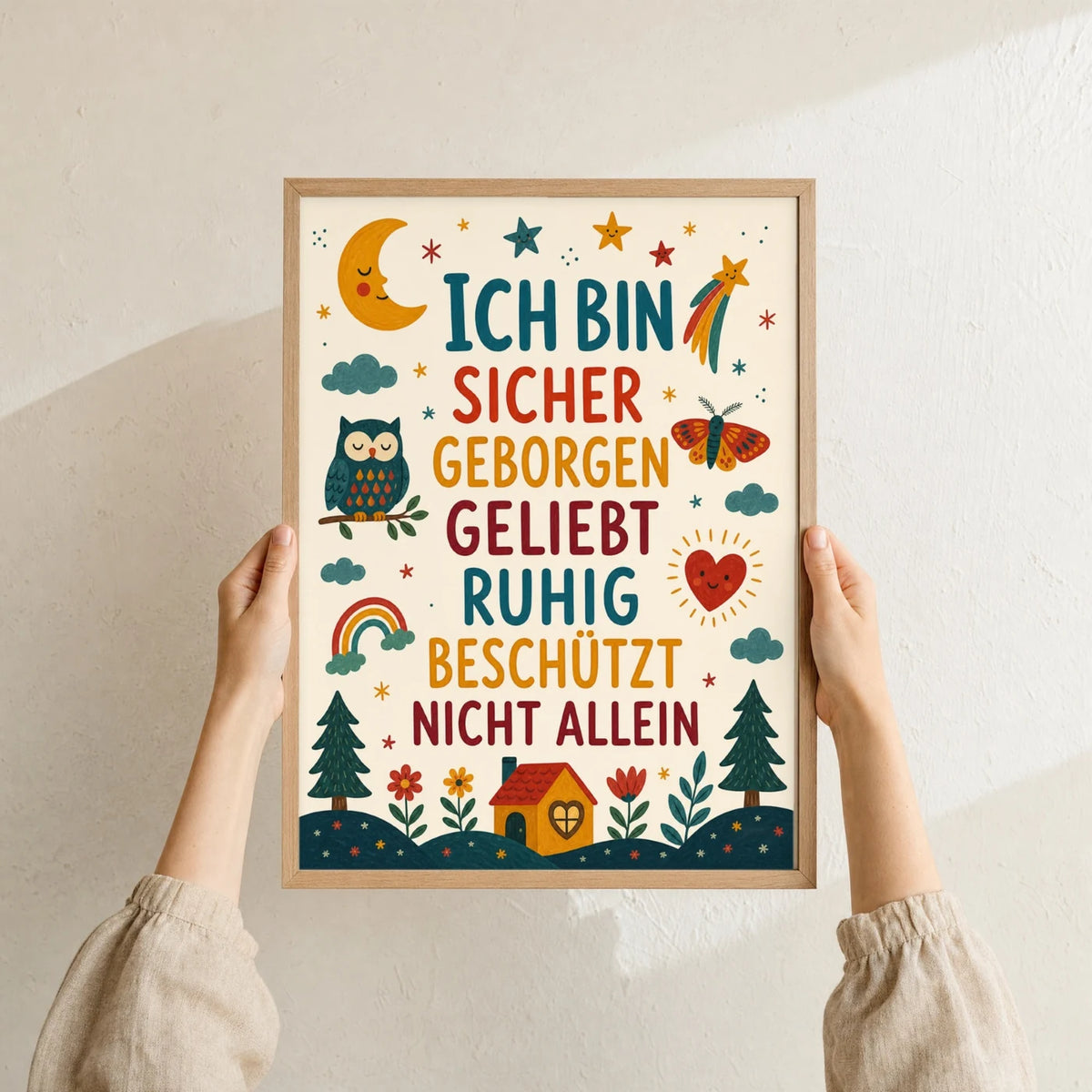 Affirmationsposter „Nachthimmel Ich bin sicher“ im Holzrahmen in den Händen gehalten – Taufgeschenk und Kinderzimmer Deko