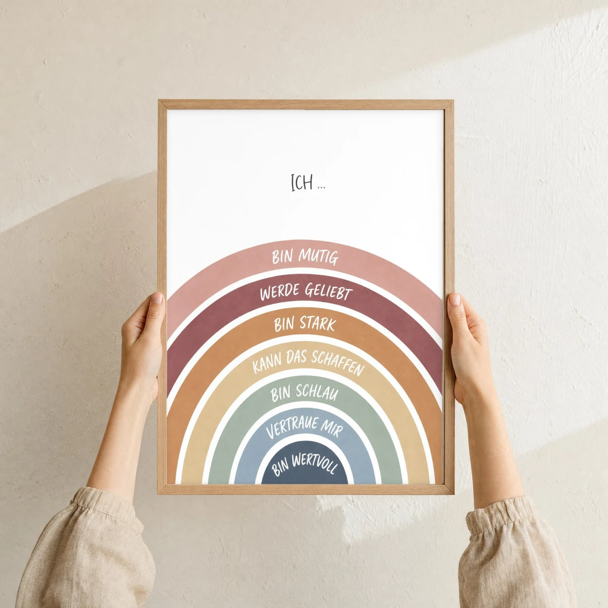 Affirmationsposter „Regenbogen Ich bin mutig“ im Holzrahmen in den Händen gehalten – Taufgeschenk und Kinderzimmer Deko