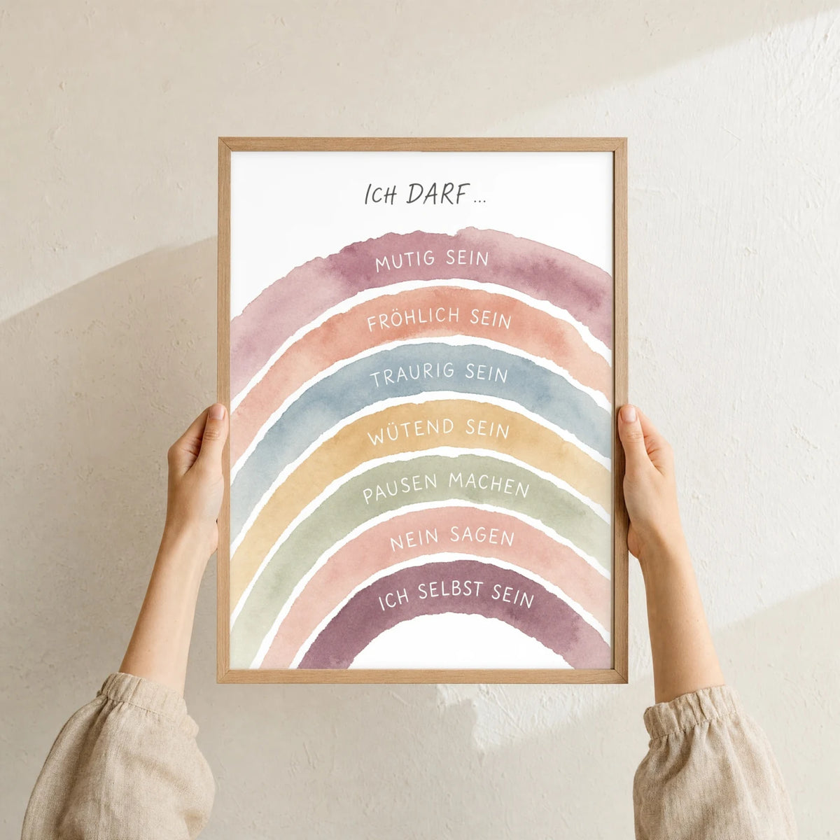 Affirmationsposter „Regenbogen Ich darf“ im Holzrahmen in den Händen gehalten – Taufgeschenk und Kinderzimmer Deko