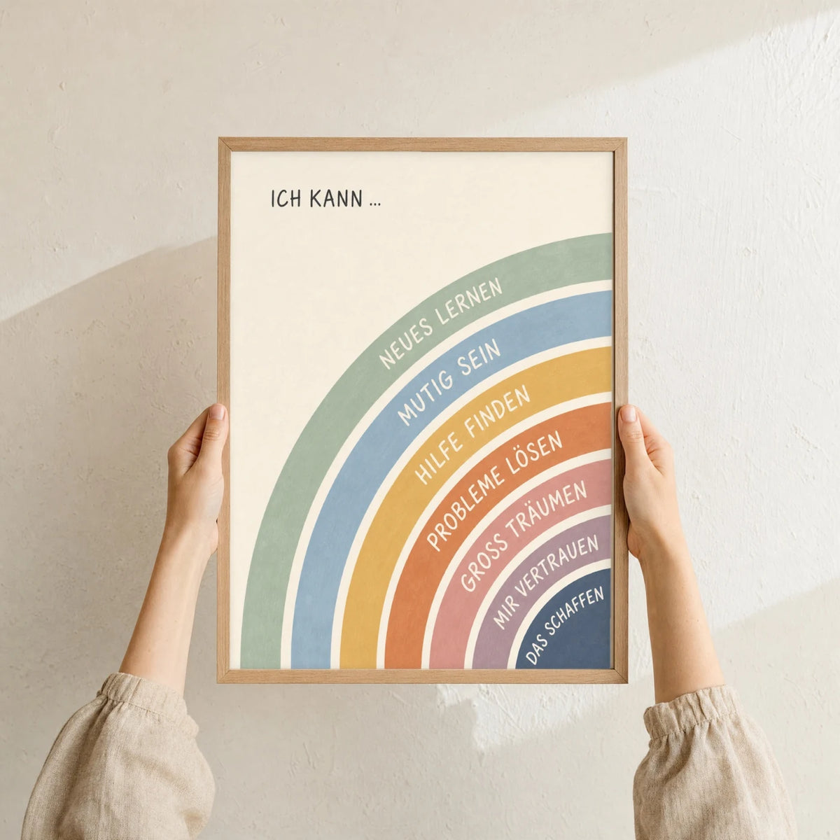 Affirmationsposter „Regenbogen Ich kann viel“ im Holzrahmen in den Händen gehalten – Taufgeschenk und Kinderzimmer Deko