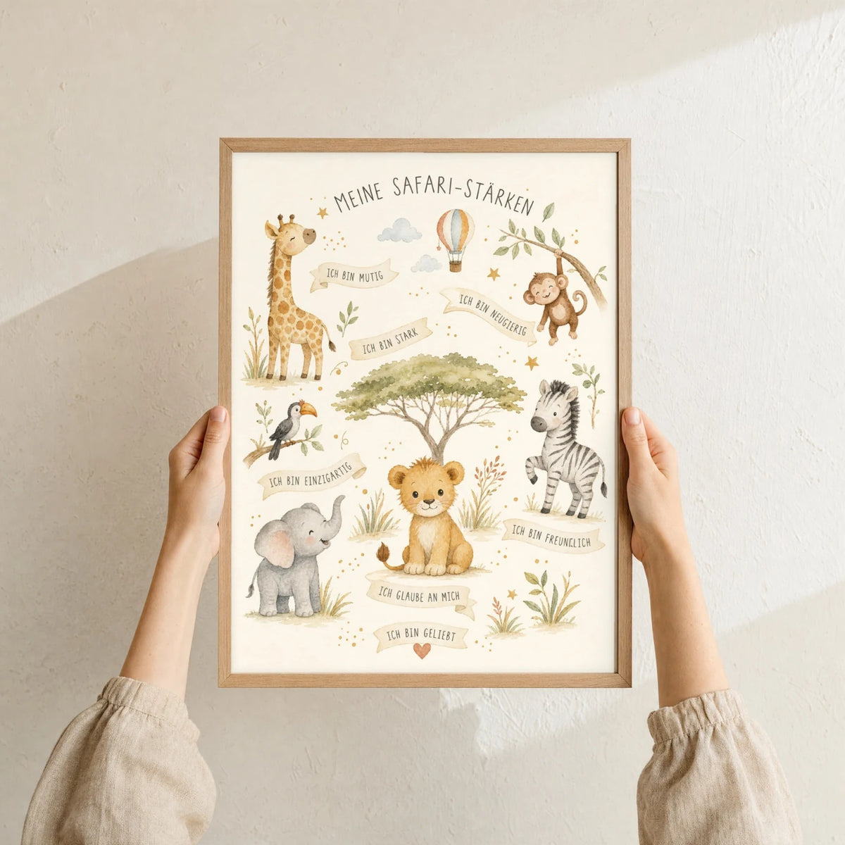 Affirmationsposter „Safari-Stärken“ im Holzrahmen in den Händen gehalten – Taufgeschenk und Kinderzimmer Deko