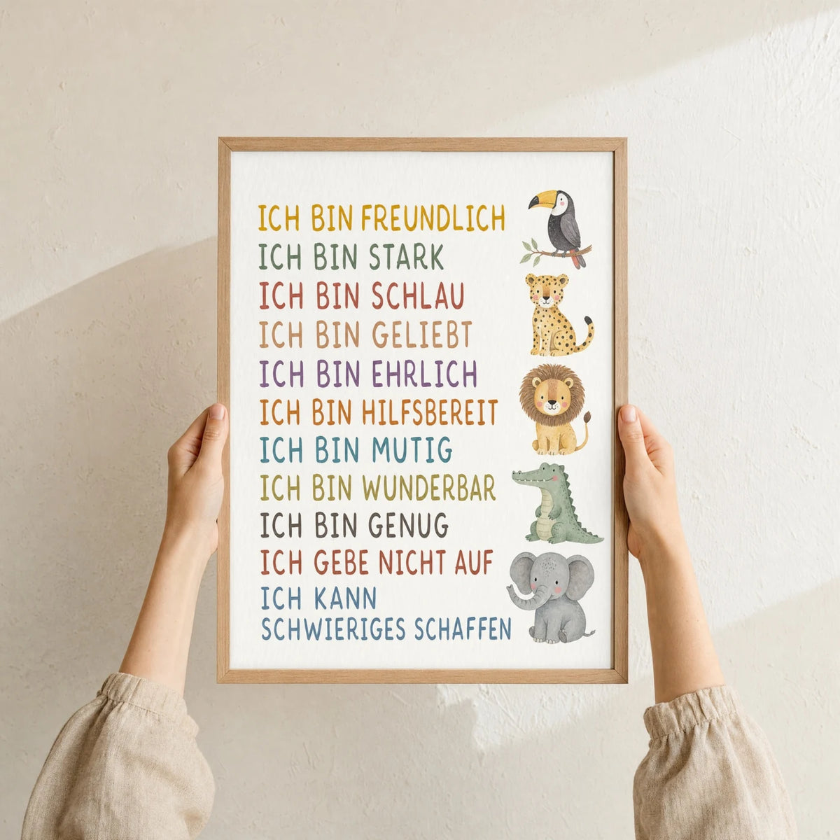 Affirmationsposter „Safaritiere“ im Holzrahmen in den Händen gehalten – Taufgeschenk und Kinderzimmer Deko